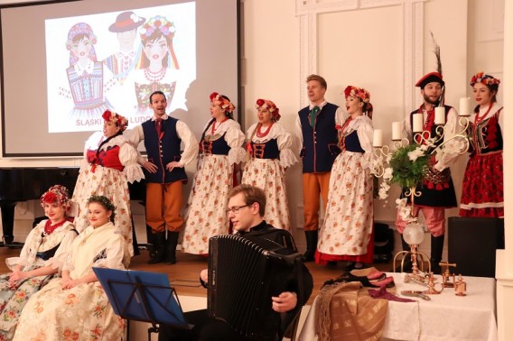 Członkowie Zespołu Pieśni i Tańca Siemianowice w śląskich strojach ludowych podczas śpiewu
