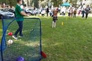 Dzieci biorące udział w konkurencji piłki nożnej podczas  Sportowiska