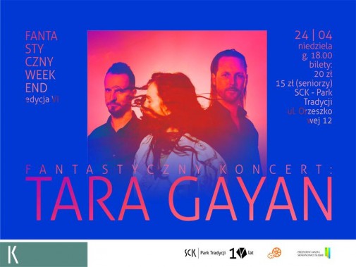 Plakat zapraszający na koncert. Intensywnie niebieskie tło i różowe foto w środku,…
