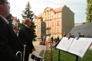 Zbliżenie na statyw z nutami muzyków uświetniających obchody 100. rocznicy wybuchu II Powstania…