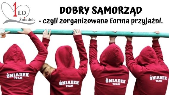 Czworo uczniów w bluzach z napisem "Śniadek" jako zgrany team
