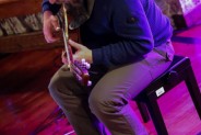 artysty michał zygmuny podczas koncertu gra na gitarze