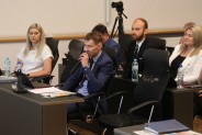 Radni obradujący na sali sesyjnej