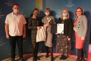 Marta Suchanek-Bijak, II Zastępca Prezydenta Miasta Siemianowice Śląskie trzyma w rękach dyplom…