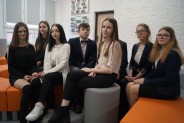 uczniowie klas trzecich meritum w szkolnych wnętrzach
