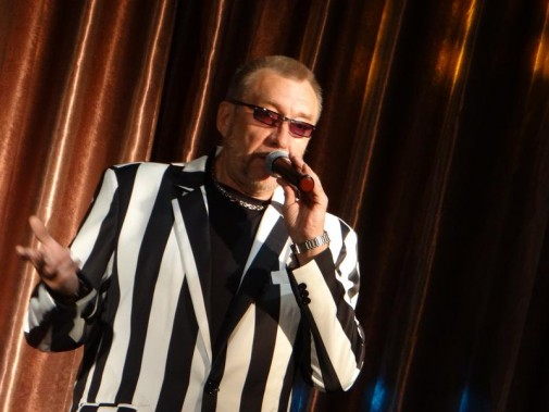 Wokalista na scenie z mikrofonem w dłoni