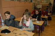 Podliczanie zebranych pieniędzy podczas 24 Finału WOŚP w Szkole Podstawowej nr 13 w…