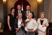Pamiątkowe zdjęcie pary obchodzacej jubileusz Godów z władzami miasta (2)