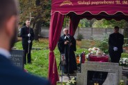 Pastor modlący się nad grobem
