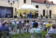 Na zdjęciu taras michałkowickiego zameczku na którym pod namiotem znajduje się kwartet Altra…