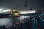 Hala Michała - trybuny z publicznością i uczestnicy pokazu na parkiecie