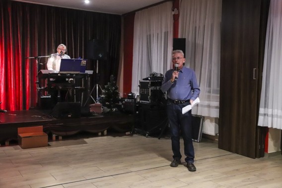 Konferansjer z mikrofonem w dłoni wita przybyłych na Barbórkę
