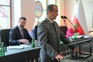 Komendant Miejski Policji w Siemianowicach Śląskich (stojący przy mównicy) udziela informacji na…