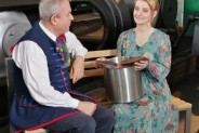 Agata Śliwa i Marek Szołtysek siedzą na ławce przy zabytkowej maszynie parowej w Parku Tradycji…