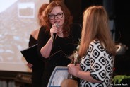 Monika Pajda-Dziekońska wicedyrektor Siemianowickiego Centrum Kultury wręcza Dorocie…