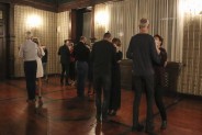 Pary uczą się kroków tanecznych w zabytkowych wnętrzach Willi Fitznera