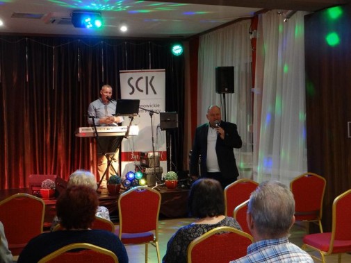Konferansjer i muzyk witają się z publicznością