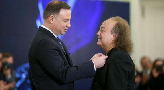 Prezydent RP dekoruje muzyka.