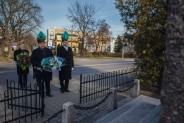 Składanie wiązanki pod pomnikiem