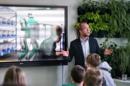 Wykład Łukasza Lamży na temat najnowszych technologii, testów i badań robotów humanoidalnych