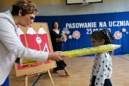 Dziewczynka podczas pasowania