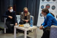Poseł i prowadzący spotkanie przy stoliku