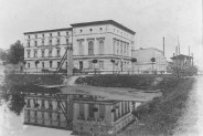 Gospoda górniczo-hutnicza (od 1970 r. Dyrekcja huty "Jedność") i zabudowania kolejowe w głębi,…