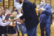 Radny obdarowuje słodyczami