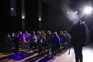 Widziany od tyłu odtwórca roli H. Ch. Andersena przemawia do uczestników gry fabularnej.