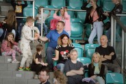 Widok na publiczność zgromadzoną na miejscach siedzących