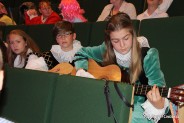 Forum talentów, dziewczyna grająca na gitarze.