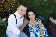 Brygida i Robert siedzą na kocu na trawie. W tle widać rowery i walizki, na których stoi…