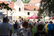Taras Zameczku na którym pod białym namiotem znajdują się artyści widoczni zza publiczności