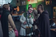 Mężczyzna wrzucający datek do skarbonki