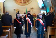Wychodzący z kościoła poczet sztandarowy