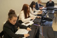 uczniowie w zawodzie technik rachunkowości podczas zajęć praktycznych
