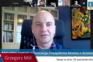 Zrzut ekranu z XXIII sesji Rady Miasta. Widoczny radny Grzegorz Mól.