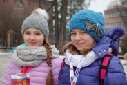 Uczniowie i absolwenci Szkoły Podstawowej nr 13 zbierają datki podczas 24 Finału WOŚP