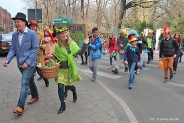 Korowód nauczycieli i uczniów gimnazjum nr 4