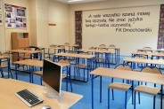 Pusta klasa z wypisanym hasłem Dnia
