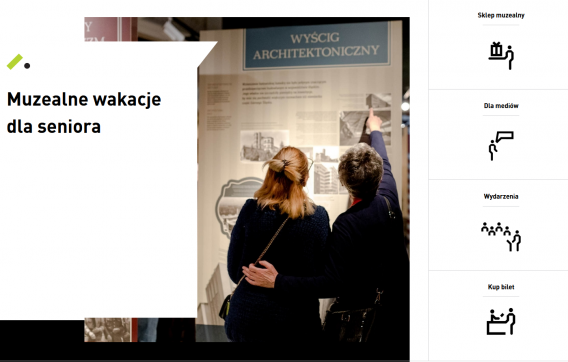 Dwie kobiety przyglądające się planszy