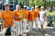 Członkinie SUTW wraz z prezes Stowarzyszenia na Rynku Miejskim