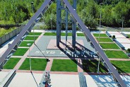 Park Tradycji - widok z budynku na wieżę wyciągową