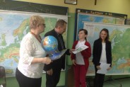 Emilia Kludacz z SP 13  odbiera nagrodę za zdobycie I miejsca
