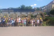 Dzieci pozują do zdjęcia na tle napisu Wisła