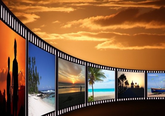 Grafika z taśmą filmową na tle nieba z zachodzącym słońcem