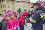 Pokaz siemianowickich strażaków przyciągnął pierwszych sześćdziesięciu wolontariuszy, uczniów…
