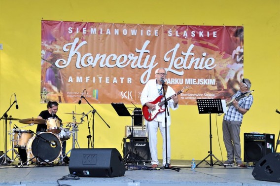 Na scenie amfiteatru Adam Banach Ecmc2_lectic. Na zdjęciu wokalista i gitarzysta, basista oraz…