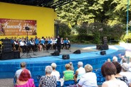 Ogólny plan Amfiteatru. Na scenie orkiestra, widoczna publiczność patrząca na scenę