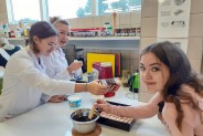 Uczennice podczas zajęć w laboratorium